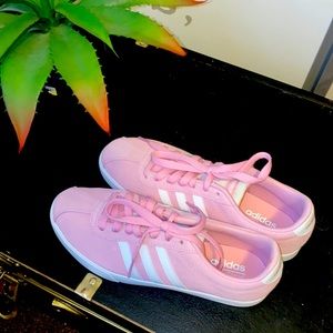 NWT Adidas sneakers 😍